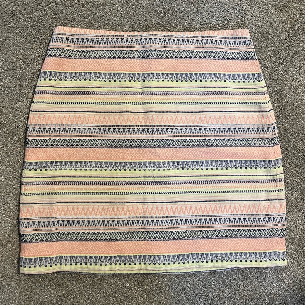 Multi-colored textured skirt in good condition